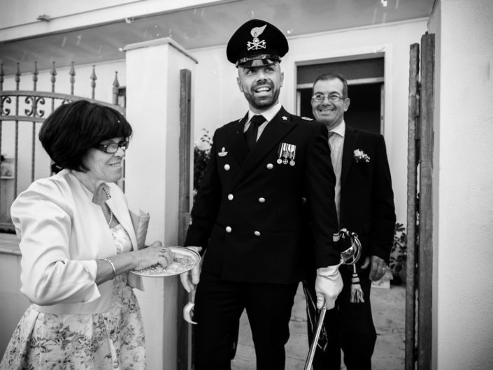 L'uscita dello sposo. Reportage di matrimonio a Cabras, provincia di Oristano