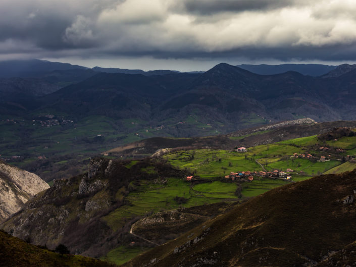 Uno degli innumerevoli scorci tra le colline Asturiane. Questa vista è da Vega de Comeya, sito di interesse comunitario.