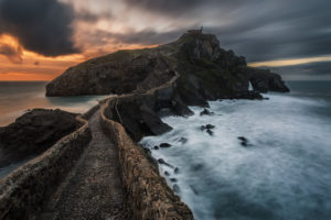 San Juan de Gaztelugatxe, Paesi Baschi. L'isolotto di Gaztelugatxe è collegato da un piccolo ponte di pietra alla terraferma.