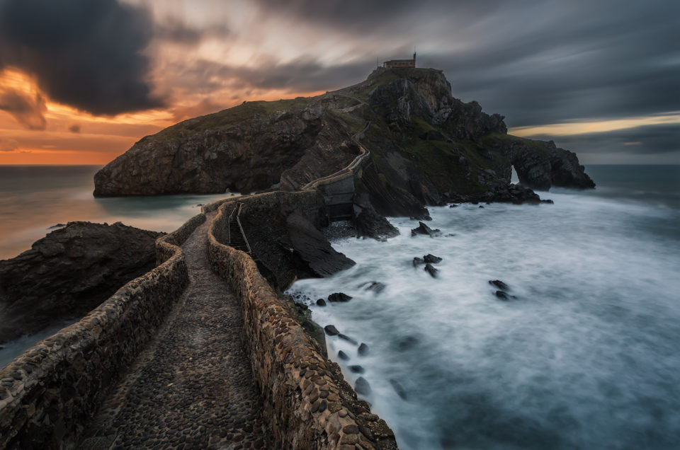 San Juan de Gaztelugatxe, Paesi Baschi. L'isolotto di Gaztelugatxe è collegato da un piccolo ponte di pietra alla terraferma.